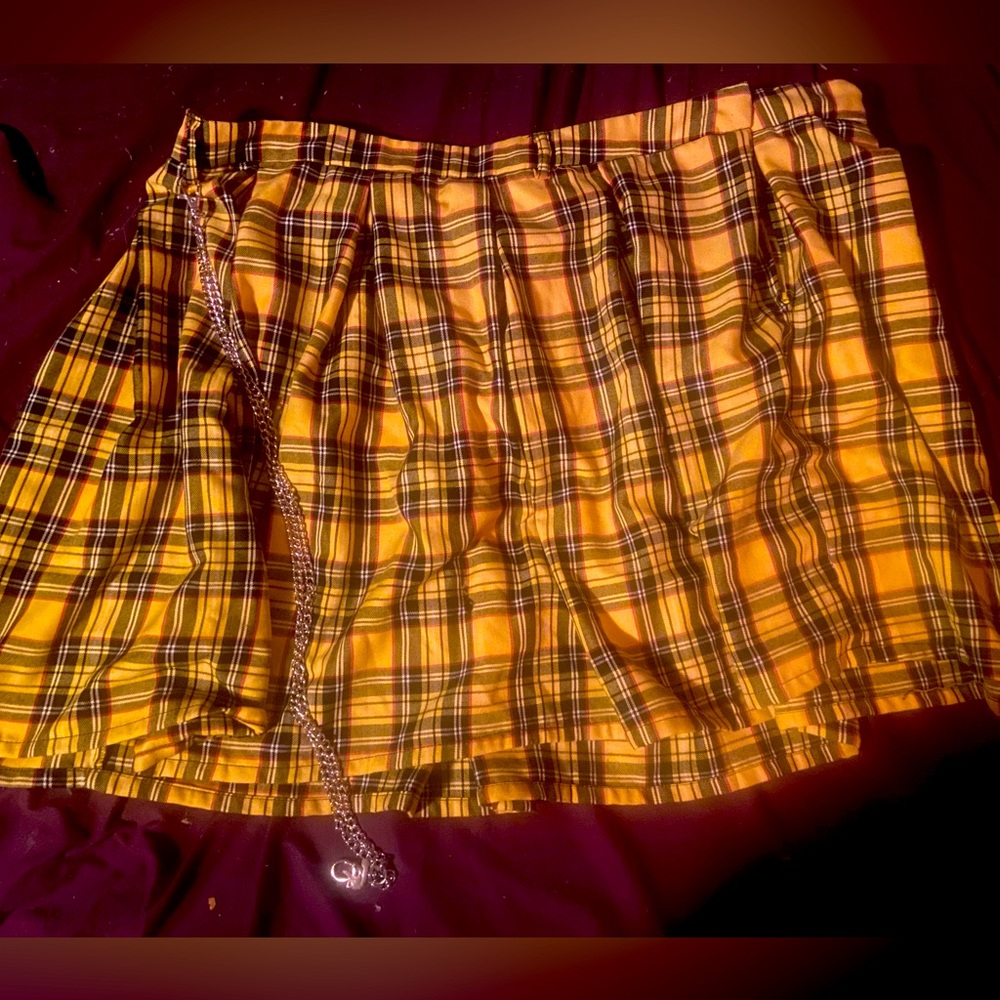 Black and Yellow plaid skirt w/ chain; 3X
